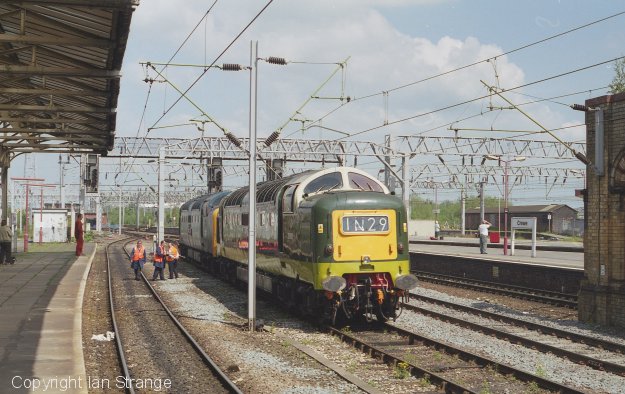 D9009 and 55019 at Crewe 15 May 1999