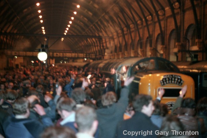 55022/crowds at Kings Cross 2 Jan 1982